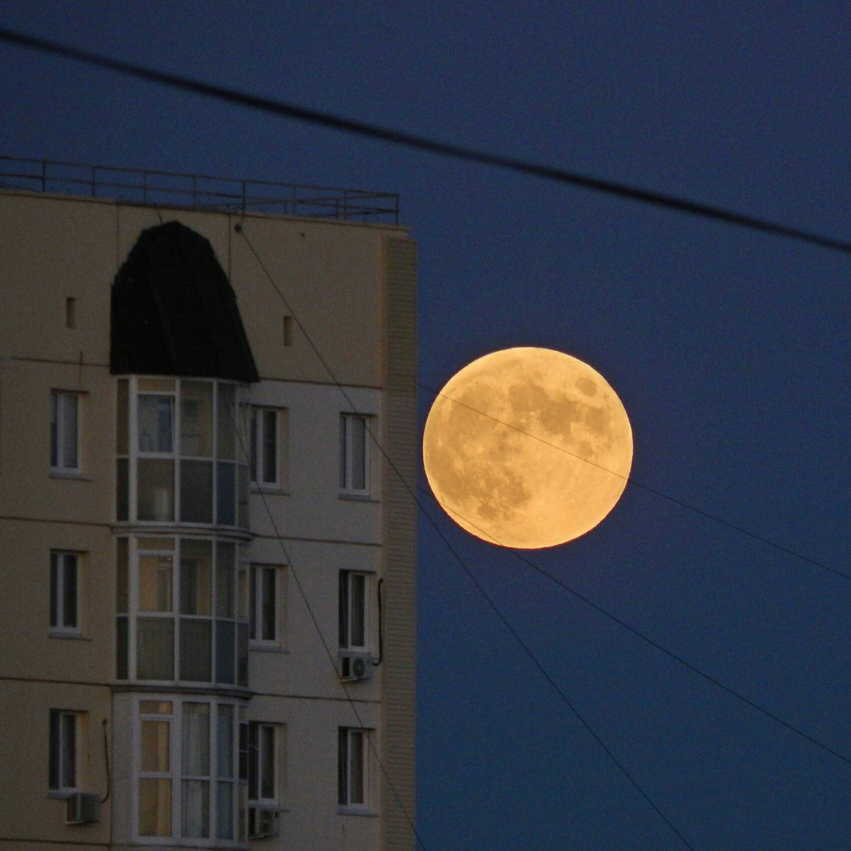 Расскажите в комментариях, удалось ли вам увидеть такую луну минувшей ночью