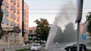 Из колодца в Ленинском районе забил фонтан — водой залило припаркованные машины