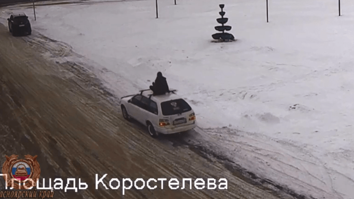 Девушка катала подругу на крыше автомобиля и попала на штраф в 2000 рублей