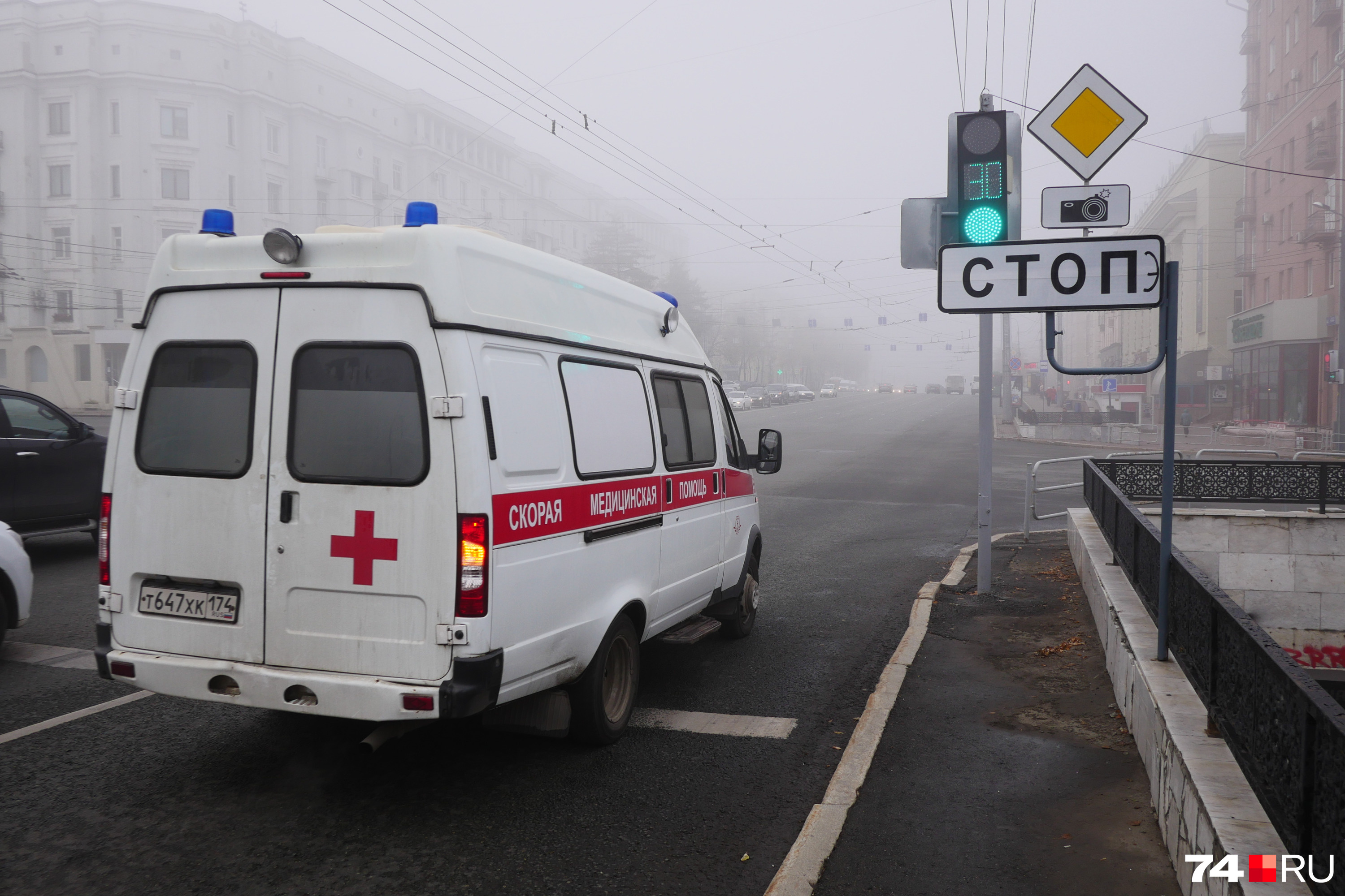 Скорым сейчас и так непросто, а в туман доехать до пациентов ещё труднее Скорым сейчас и так непросто, а в туман доехать до пациентов ещё труднее