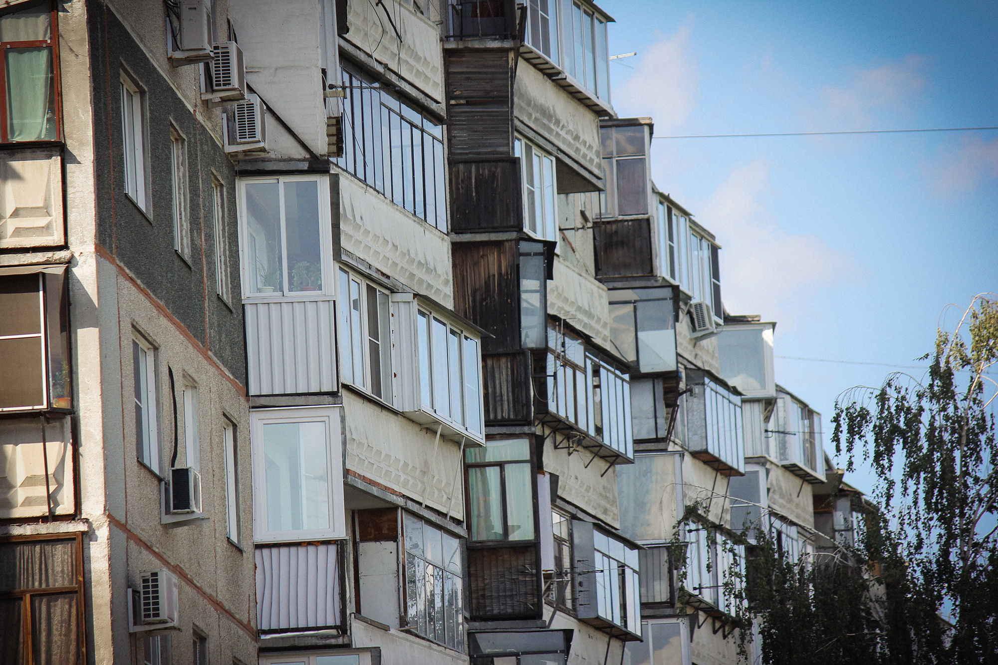 Многие российские балконы живо говорят о том, как в стране соблюдают законы