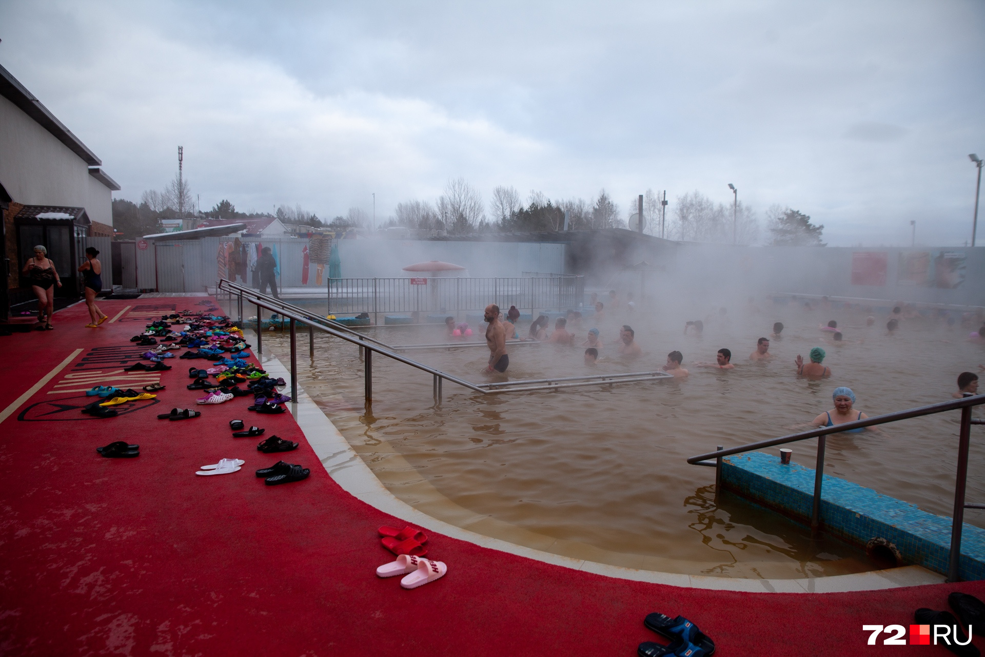Горячие источники пока тюменцы используют по прямому назначению, в них так приятно купаться в холодное время года