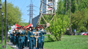 Военные с оркестром маршем прошли по Академгородку — их сняли с балконов на видео
