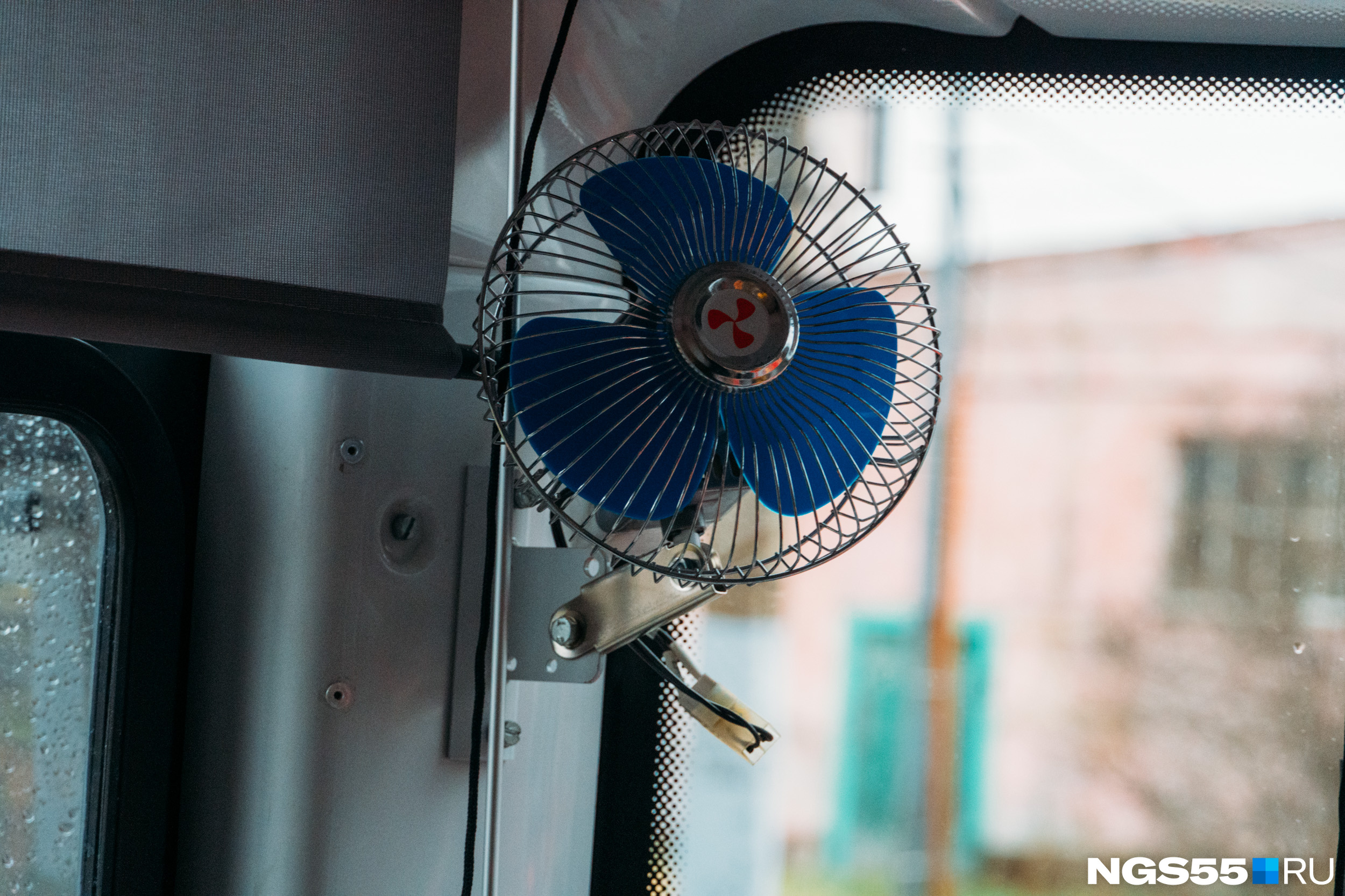 Приятные мелочи в кабине — маленький вентилятор будет стараться, чтобы в жаркую погоду внутри было хорошо