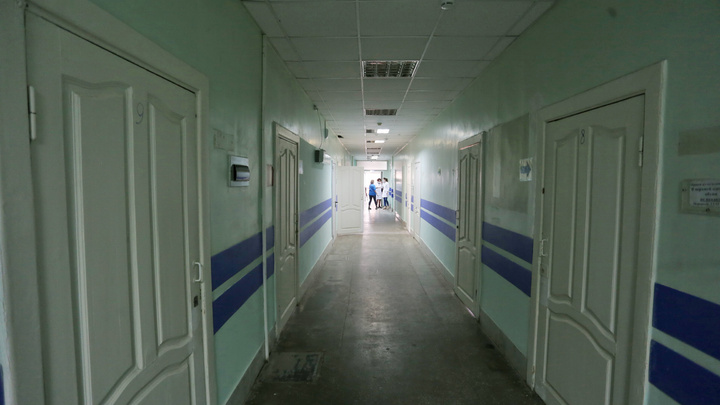 «Привезли в сарайку»: челябинку возмутила больница, куда перевели онкобольных из-за вспышки COVID-19