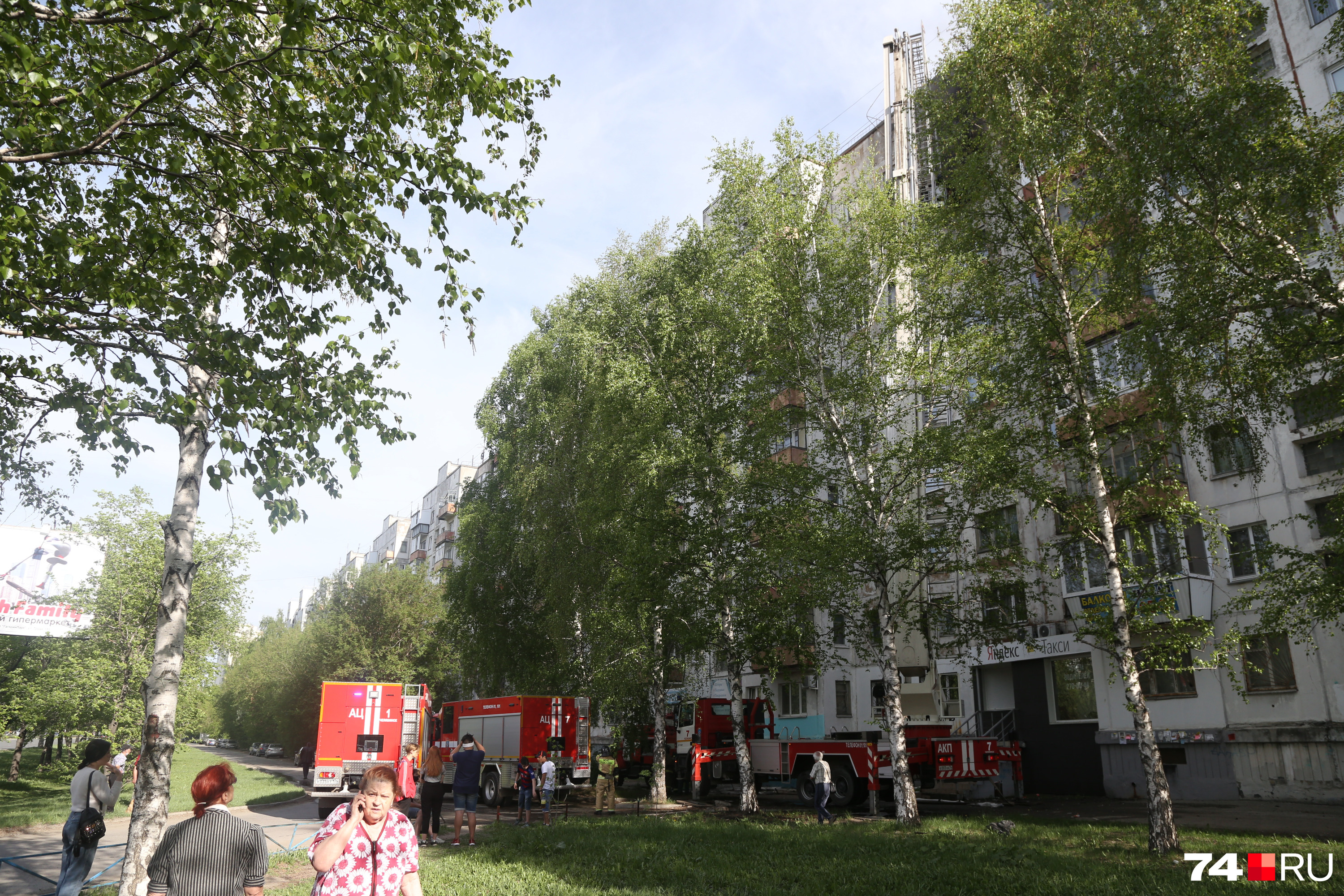 По словам очевидцев, к дому приехали пять пожарных машин По словам очевидцев, к дому приехали пять пожарных машин