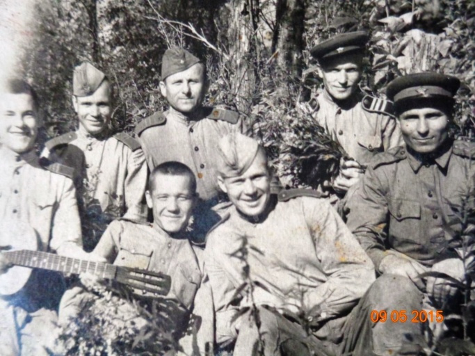 На привалах Леонид Киреев (на фото с гитарой) постоянно брал в руки музыкальный инструмент и пел песни вместе с сослуживцами На привалах Леонид Киреев (на фото с гитарой) постоянно брал в руки музыкальный инструмент и пел песни вместе с сослуживцами