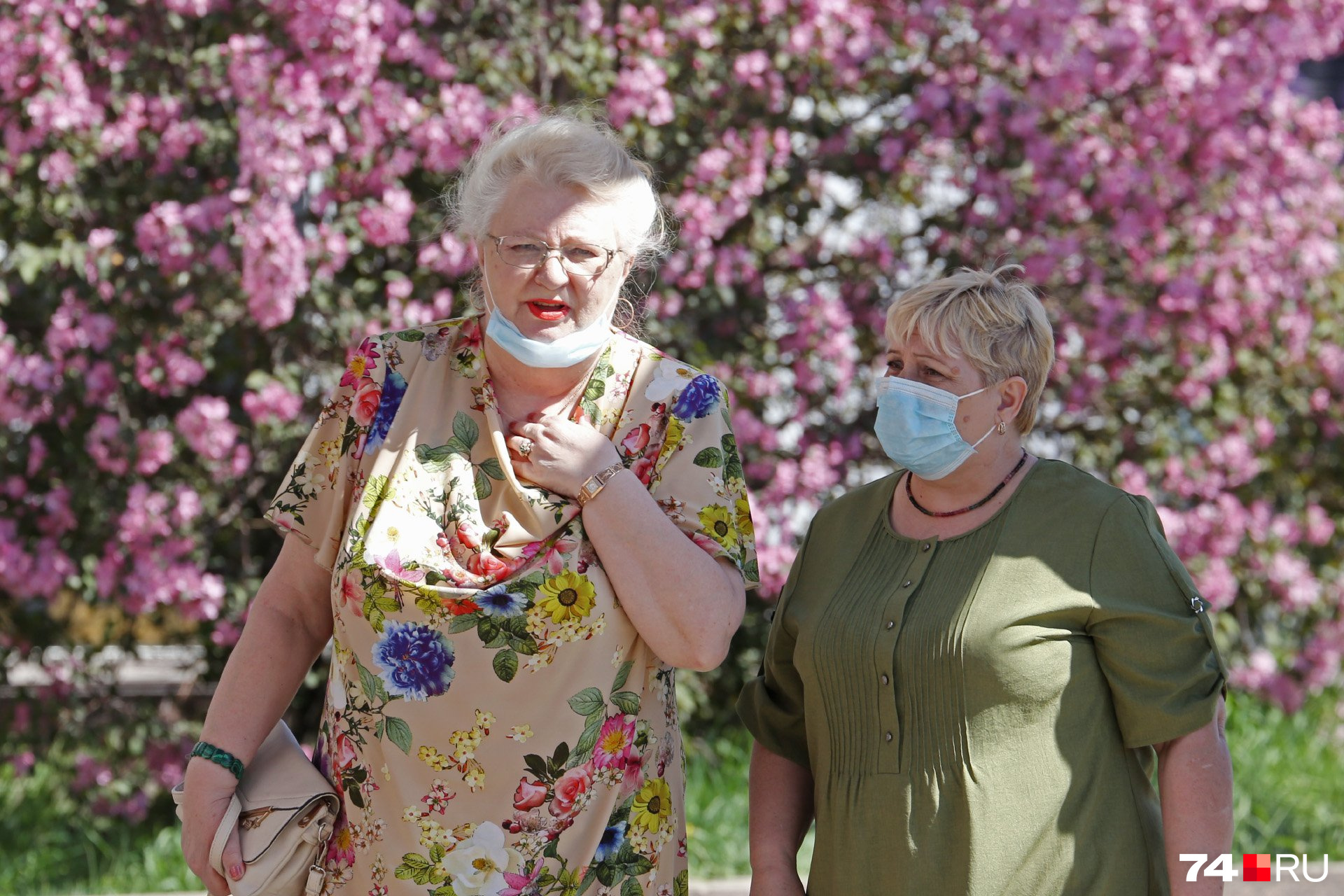 Пожилые люди всё чаще носят маску на подбородке на манер оберега