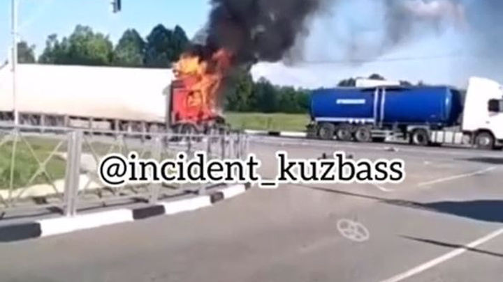 На кузбасской трассе после ДТП водитель грузовика сгорел заживо