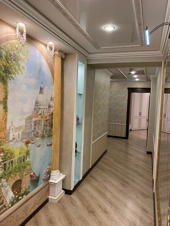 Просторный коридор с полотном в венецианском стиле