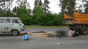 В Самарской области мотоциклист сбил дорожного рабочего и залетел под самосвал