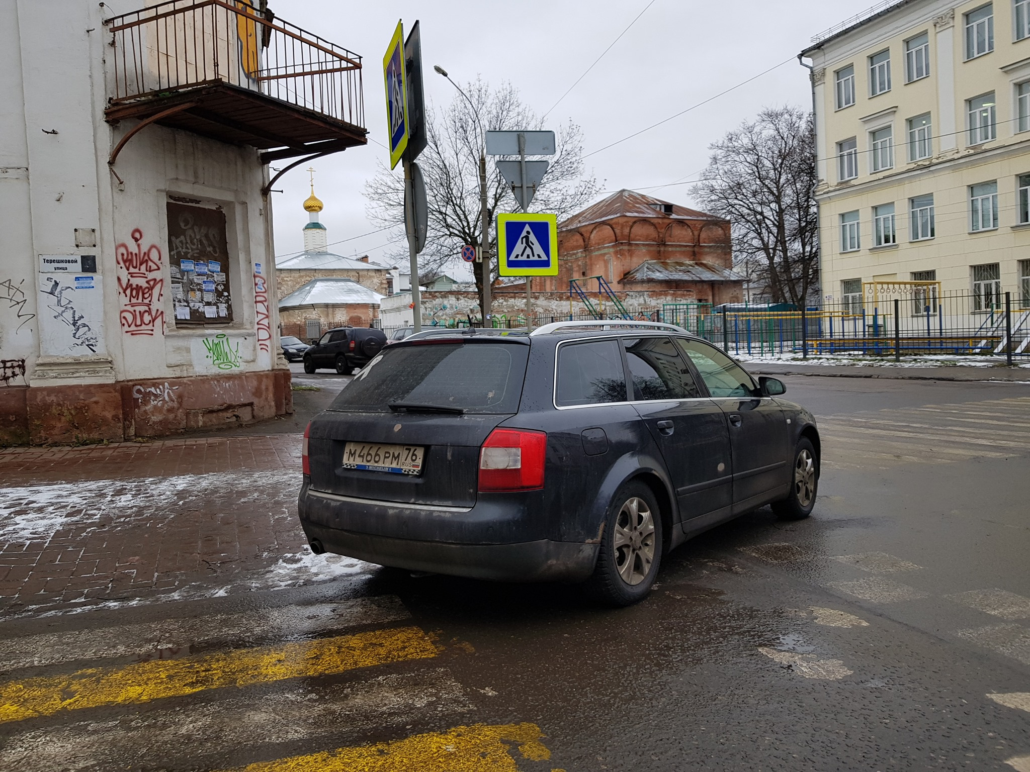 Водителей мало волнует, что на перекрестках парковка запрещена Водителей мало волнует, что на перекрестках парковка запрещена