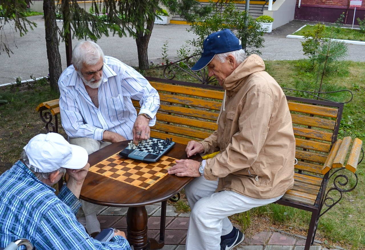 В хорошую погоду на улице устраивают турниры по различным интеллектуальным играм