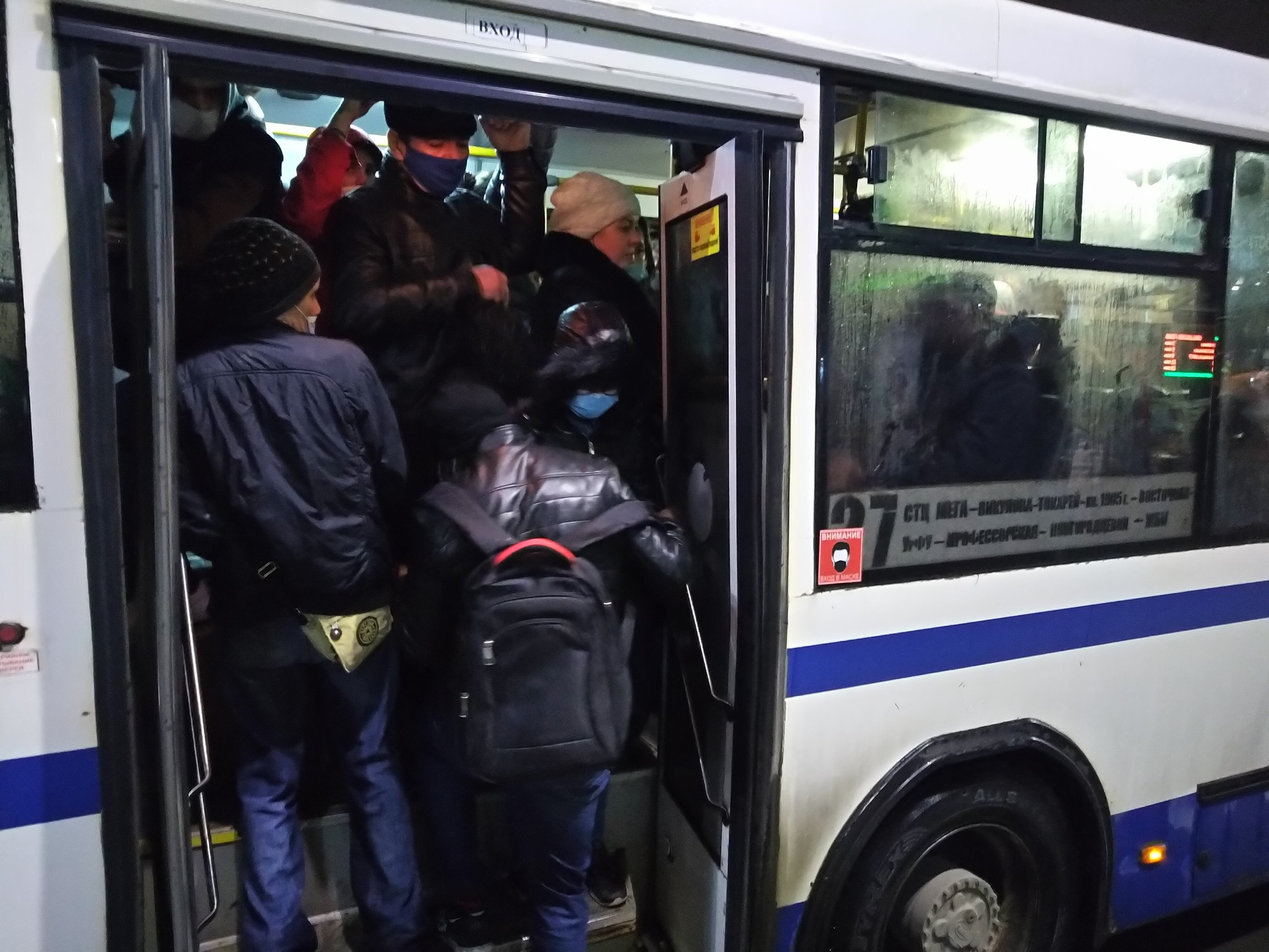 Чтобы вечером уехать домой на автобусе, екатеринбуржцам приходится рисковать здоровьем, нарушая социальную дистанцию