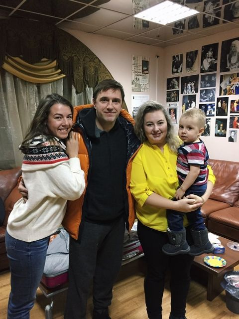 Виктория сделала фото с актером Владимиром Вдовиченковым после спектакля в Кемерово<br>