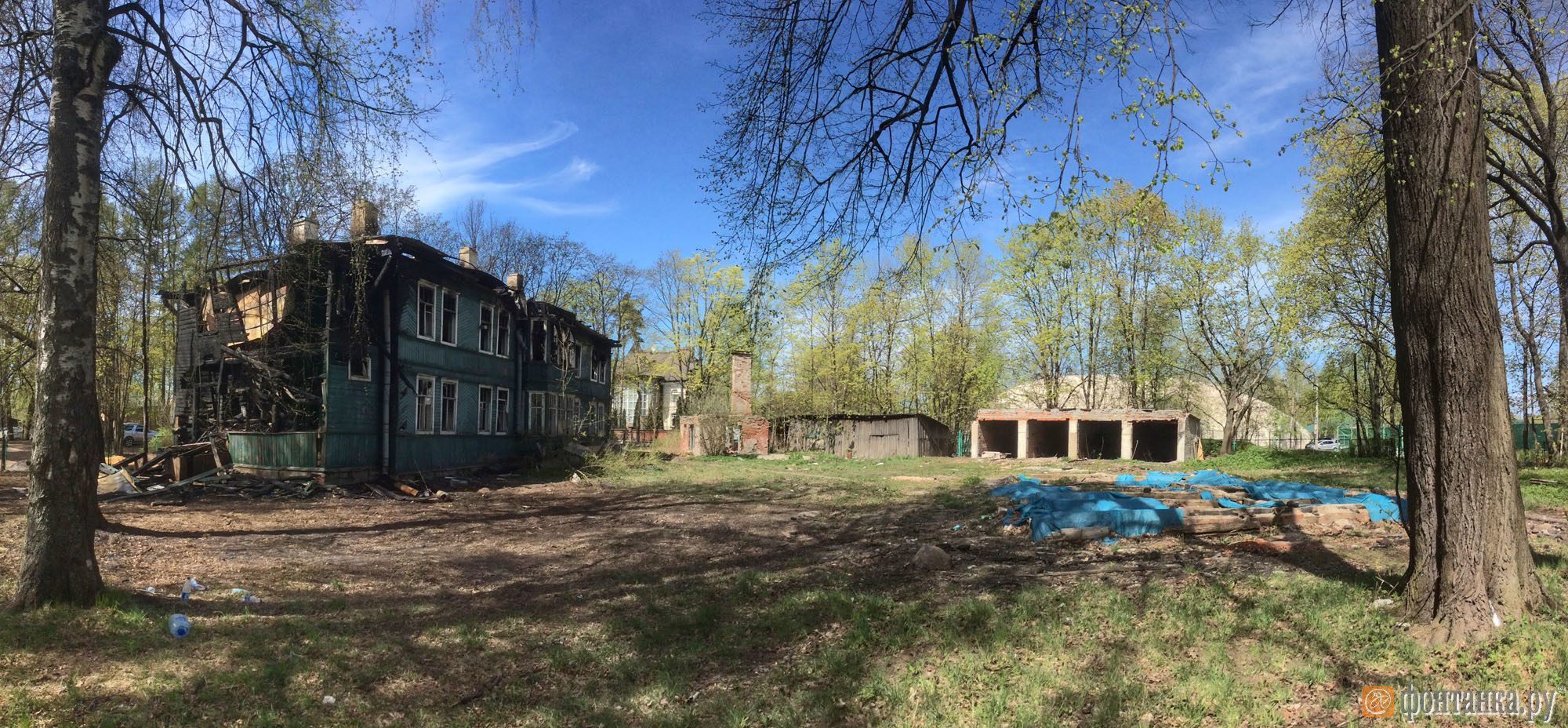 Слева горевшее 21 мая 2017 года здание, справа — территория снесенного памятника<br>