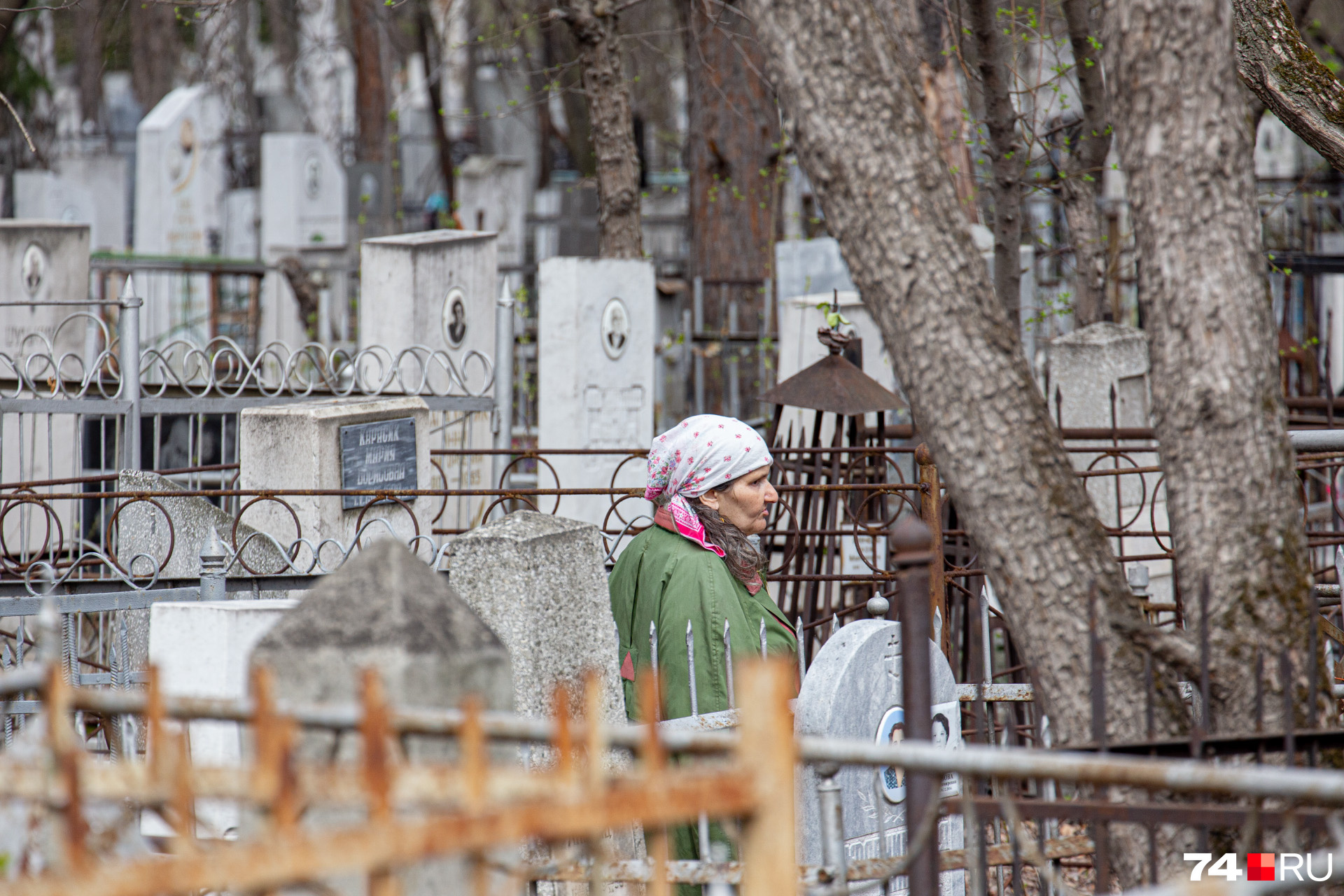 На кладбище в основном пришли пожилые люди На кладбище в основном пришли пожилые люди