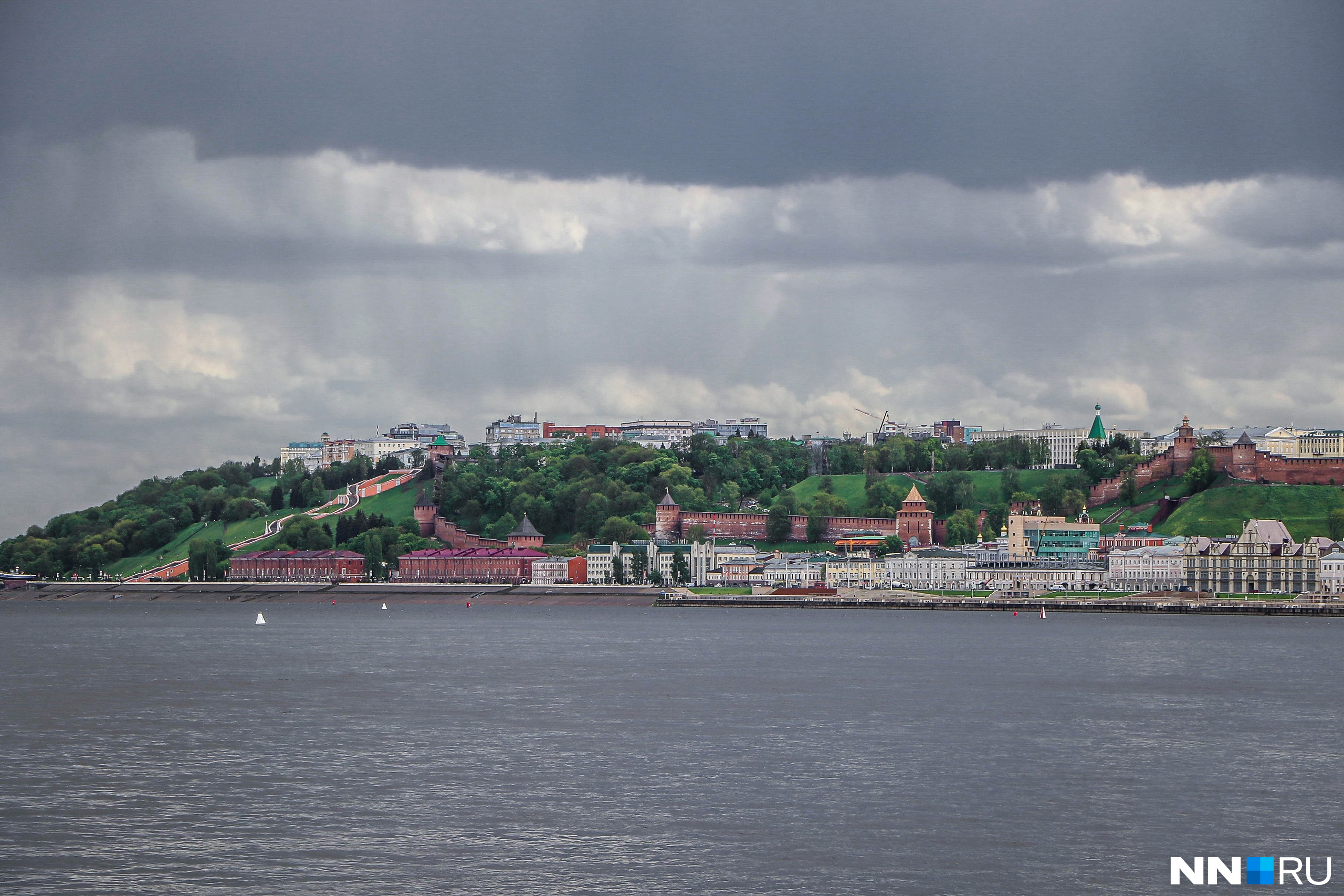 Ещё одна съёмка была в нижней части города — поэтому вот вам кадр, где дожди льют над центром Нижнего Новгорода