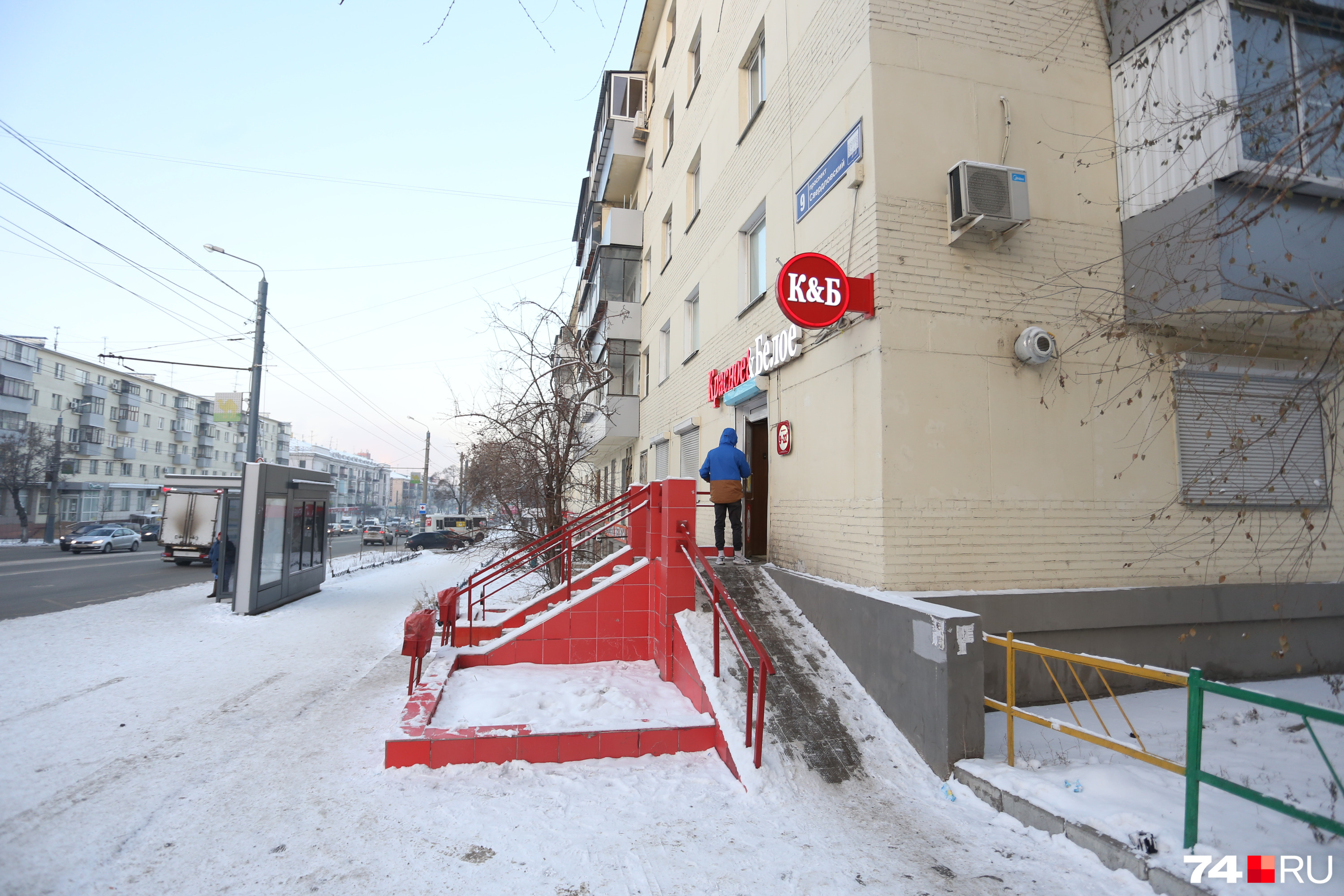Инцидент произошел в точке «К&Б» на Свердловском проспекте, 9