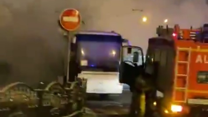 «Не горит, а полыхает»: в центре Ярославля загорелся автобус. Видео