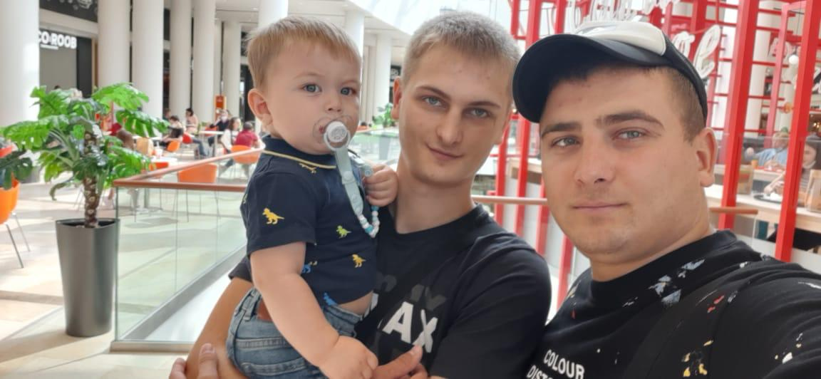 В этом году внуку Ларисы — Артёму исполнился 1 годик (на фото старший и средний сыновья) В этом году внуку Ларисы — Артёму исполнился 1 годик (на фото старший и средний сыновья)