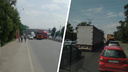 Большевистская и Бердское шоссе встали в семикилометровую пробку — ситуацию осложнила авария с грузовиками