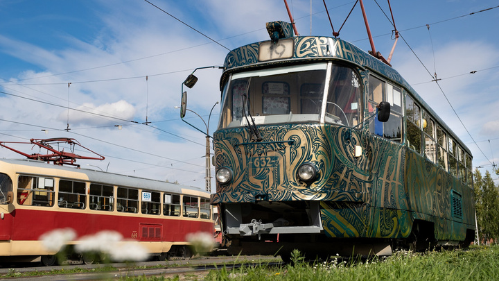 В Екатеринбурге появился золотой трамвай. Показываем его со всех сторон