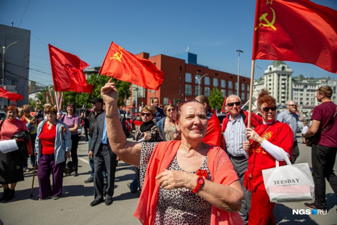Около сотни новосибирцев пришли в этот день на площадь Ленина
