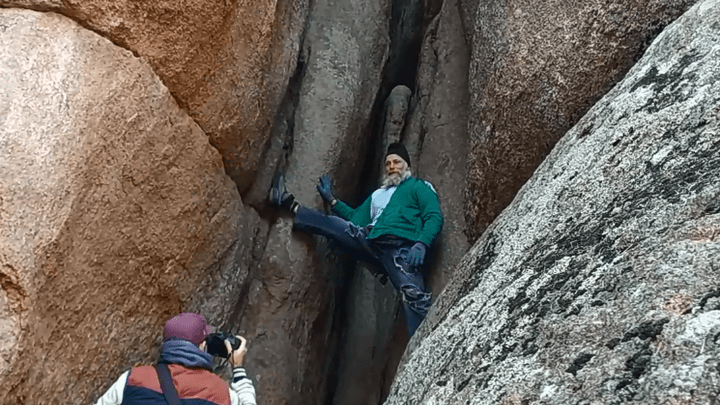 Знаменитый столбист Андрей Дидух спустился вниз головой без страховки между скал