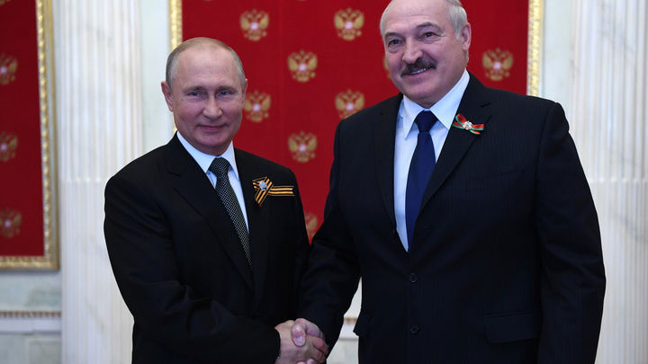 Путин и Лукашенко обсудили по телефону давление, которое оказывают на Белоруссию