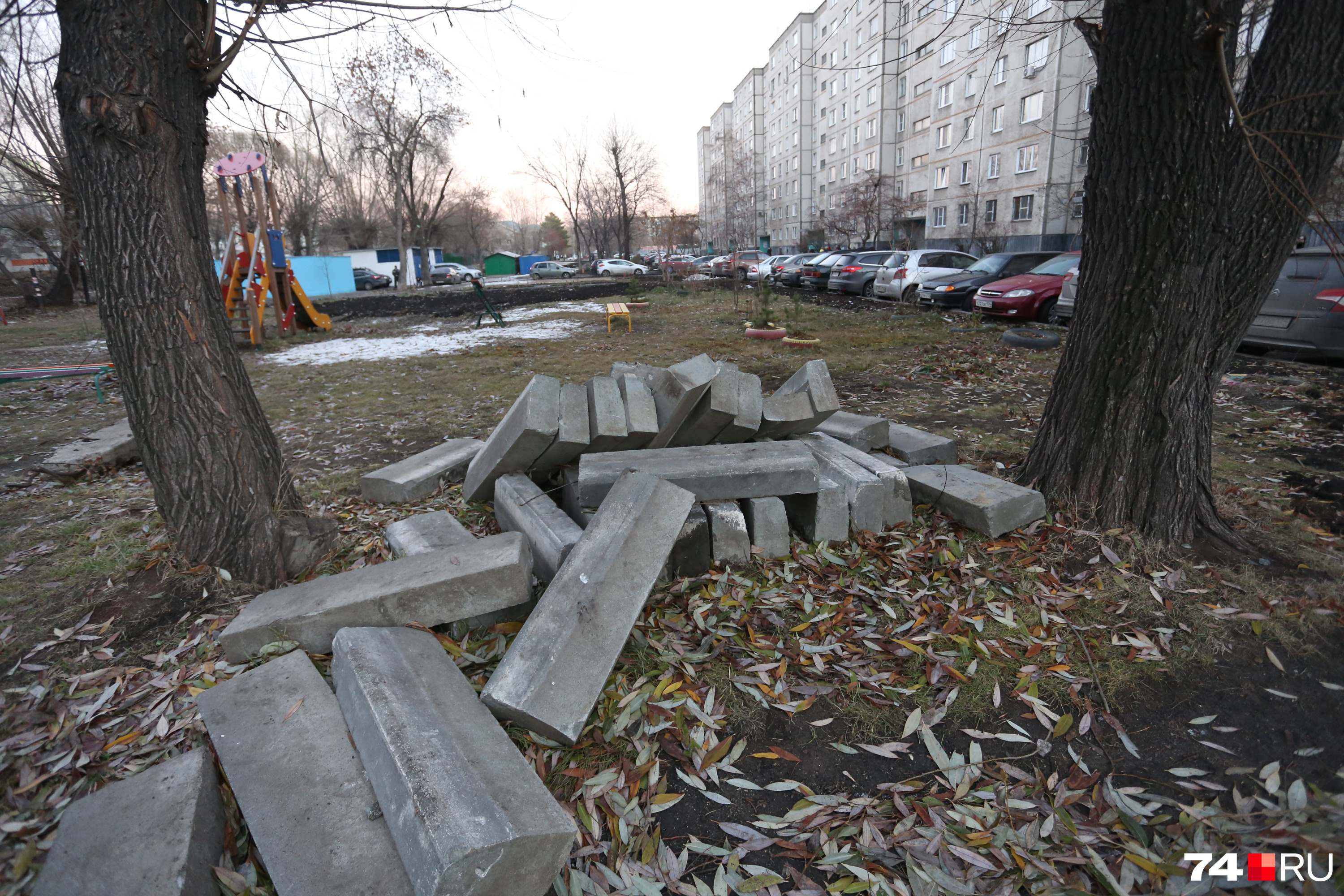 А это, вероятно, малые формы — памятник строителям двора А это, вероятно, малые формы — памятник строителям двора