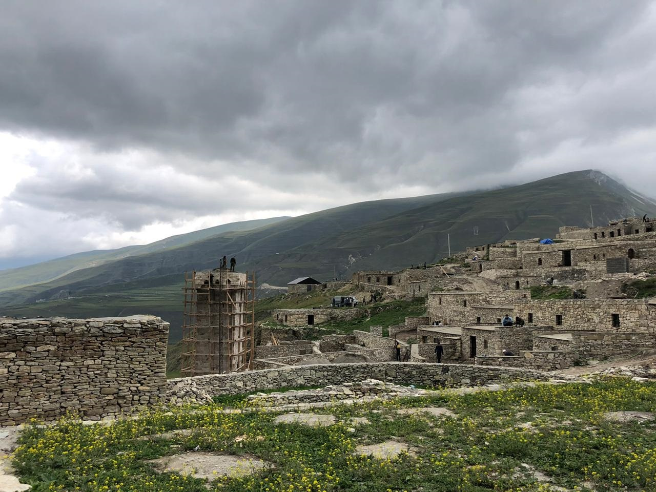 В горах Чечни оживает мёртвый город — сейчас в высокогорном селении Хой идут работы по восстановлению древнего аула 