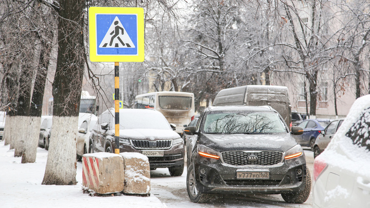 «Душа не поворачивается штрафовать людей за это»: глава Башкирии поручил навести порядок с парковками, которые завалены снегом