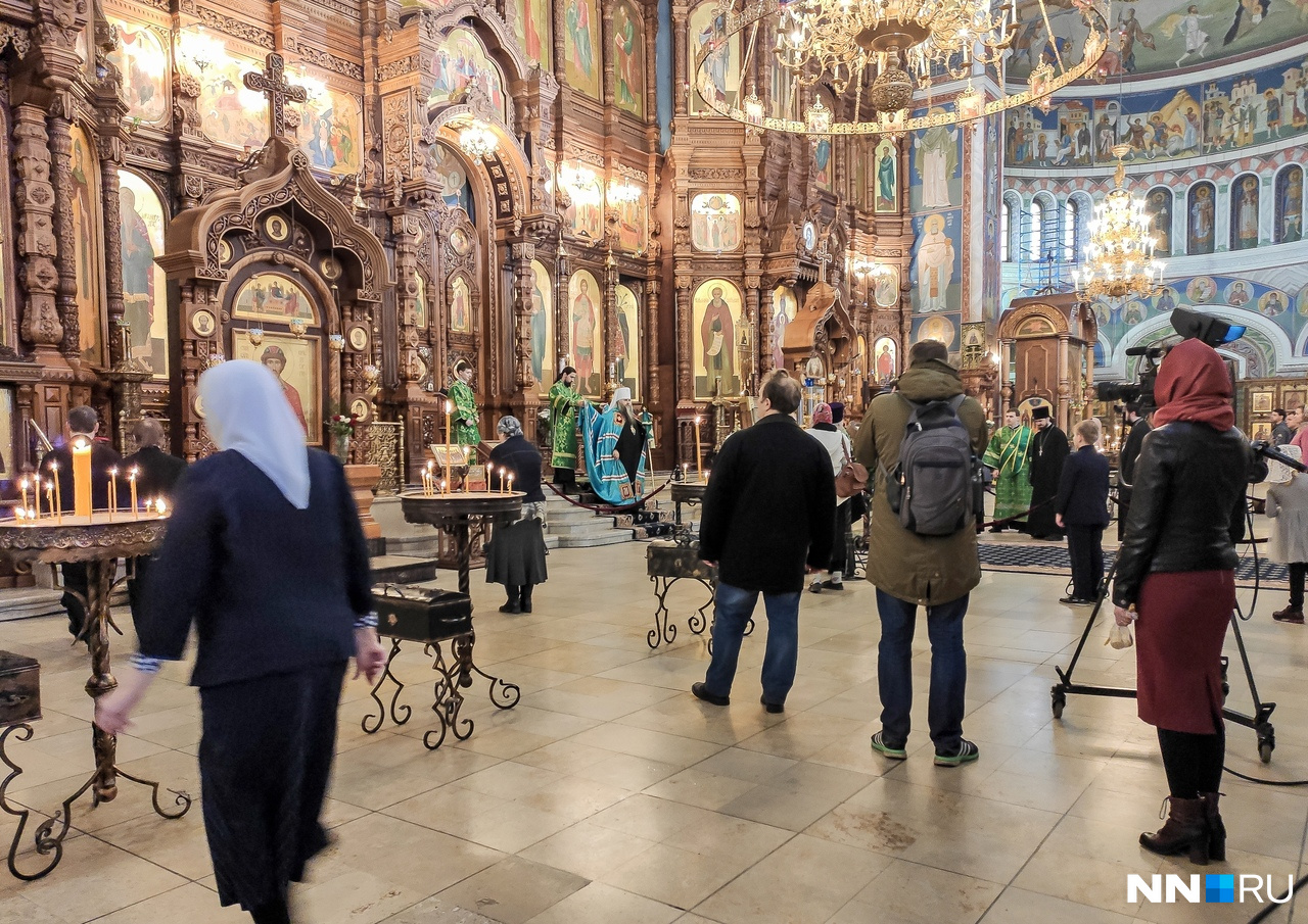 Во время молитвы православные целуют иконы