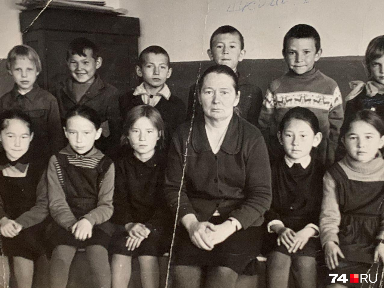 В первую секунду кажется, что найти Наталью Петровну на этом фото будет непросто. Но стоит внимательно вглядеться в лица, и вы её тут же узнаете В первую секунду кажется, что найти Наталью Петровну на этом фото будет непросто. Но стоит внимательно вглядеться в лица, и вы её тут же узнаете