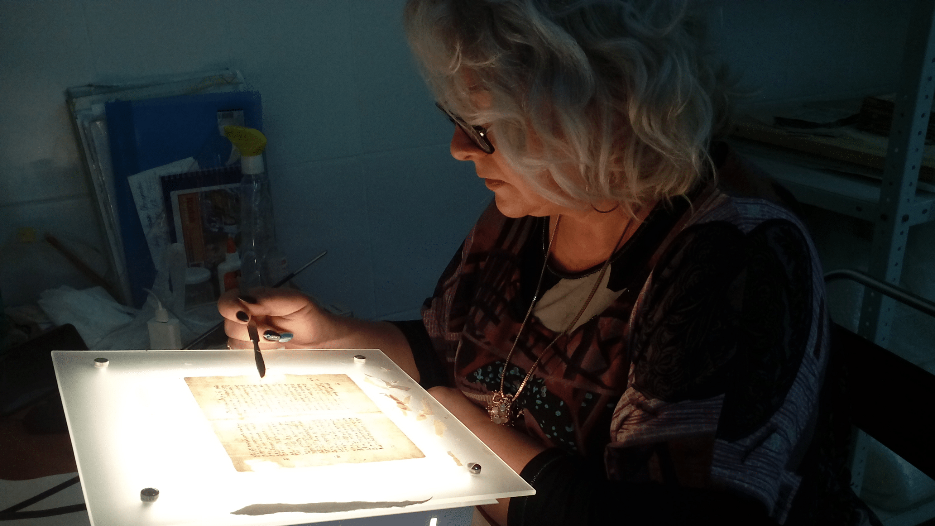 Реанимация редкого «пациента»: в волгоградском музее возрождают книгу с 300-летней историей