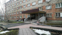 Из окна инфекционной больницы в Новосибирске выпала девушка
