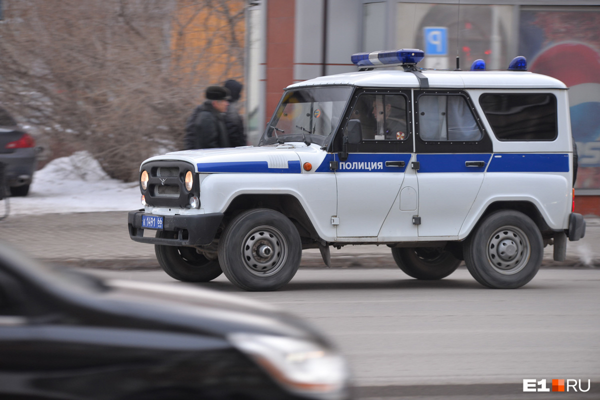 В Екатеринбурге нашли труп мужчины под окнами многоэтажки