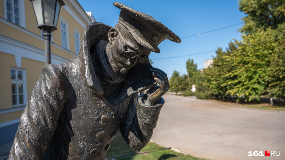 Этот человек в плаще — герой рассказа одного известного писателя. Что это за писатель? <br />Возможно, подсказкой для вас станет то, что памятник находится в Таганроге.