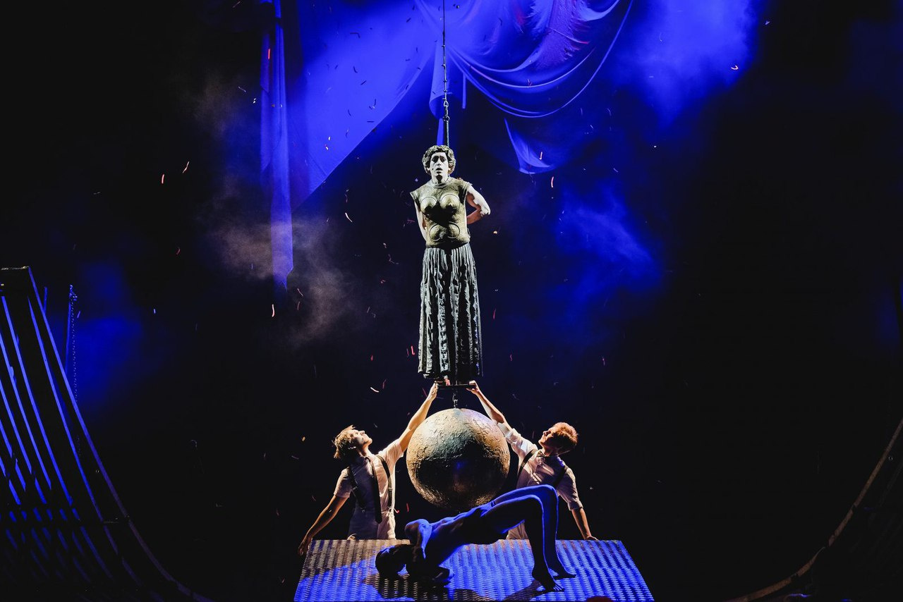 В «Калигуле» артиста в образе статуи богини поднимают над сценой