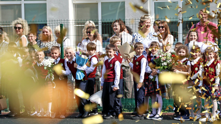 1 Сентября в Нижнем Новгороде: дети пьют шампанское, взрослые пускают голубей