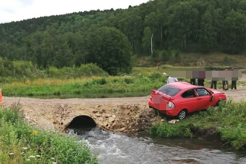 Автомобиль упал в реку