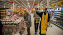 Как священник в маске освящал 30 000 куличей в гипермаркетах Новосибирска