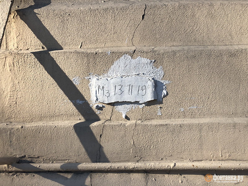 Трещина на фасаде городской поликлиники № 30 на Малой Зелениной, 6
