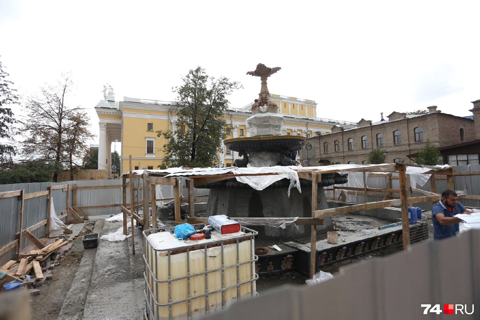 Сам фонтан пока в упадке и не выглядит готовым к сдаче Сам фонтан пока в упадке и не выглядит готовым к сдаче