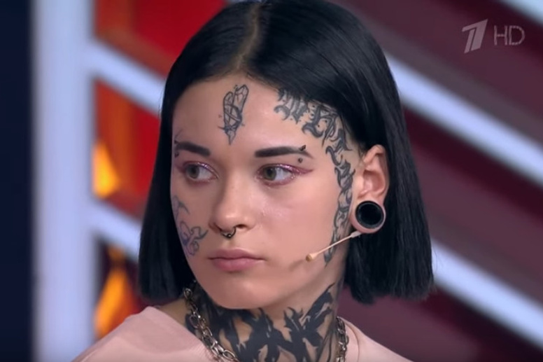 Неправильно понятые: зачем модели делают татуировки на лице