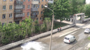 В Дзержинском районе прорвало трубу: вода залила проезжую часть
