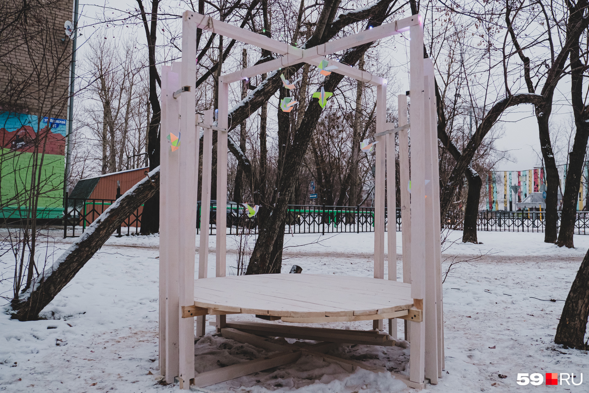 Так выглядит лавочка «Голуби в облаках». Ее установили напротив «7 районов» Так выглядит лавочка «Голуби в облаках». Ее установили напротив «7 районов»