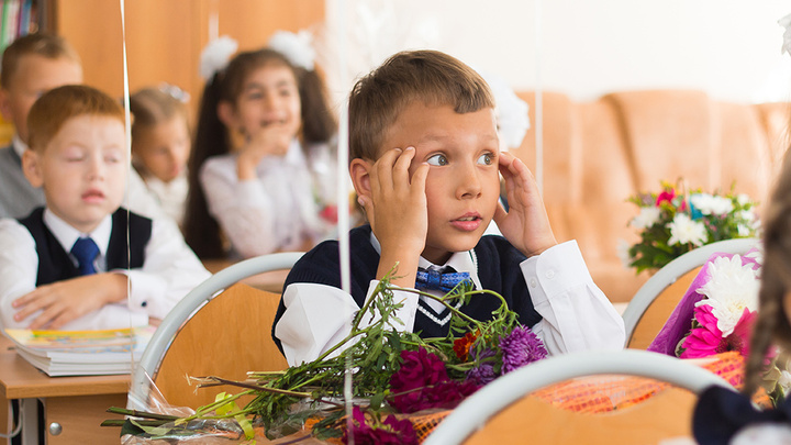 Челябинские школы начали отправлять детей на каникулы из-за большого числа заболевших учителей