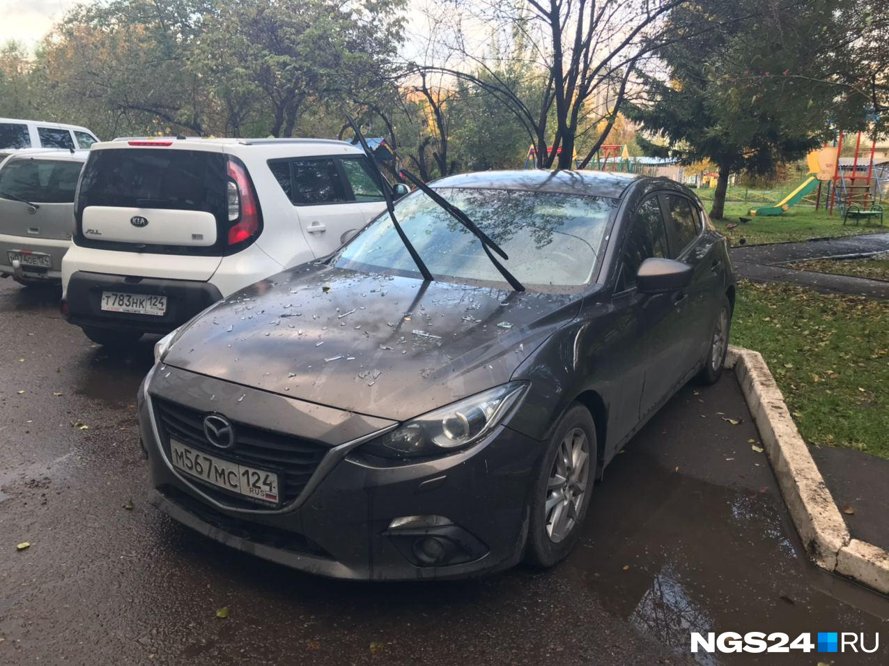 Стекло от разбившихся окон долетело до припаркованного автомобиля. Машина стоит примерно в 15 метрах от здания. Стекло от разбившихся окон долетело до припаркованного автомобиля. Машина стоит примерно в 15 метрах от здания.